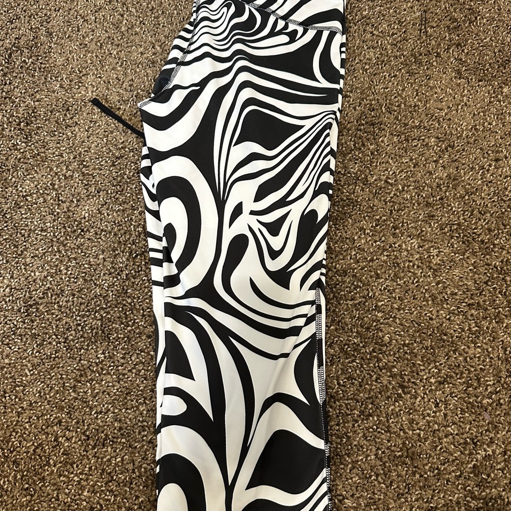 Black and White Swirl Pattern athletic Leggings